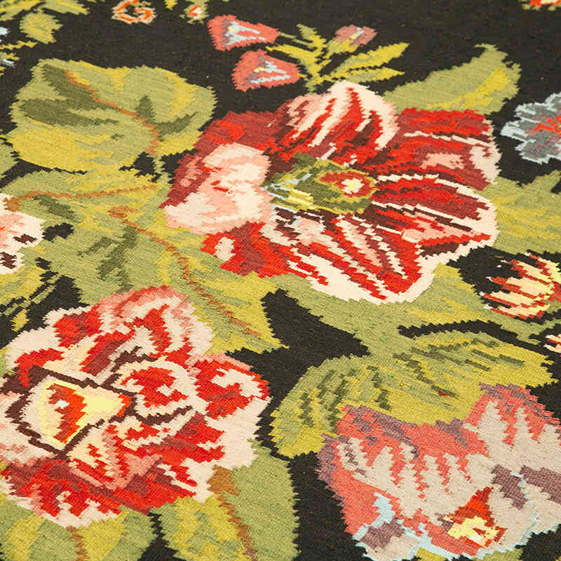 Vintage Handwoven Moldovan Kilim Rug - 5' 8" x 10' 2" (68" x 122") - K0039142