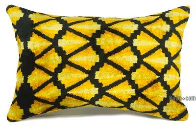 天鹅绒ikat枕头盖-2'x 1'3“（24英寸x 15英寸）。