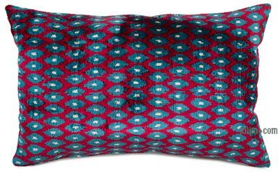 天鹅绒ikat枕头盖-2'x 1'3“（24英寸x 15英寸）。