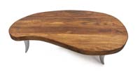 Mesa de centro de madera maciza de iroko con patas de aluminio fundido