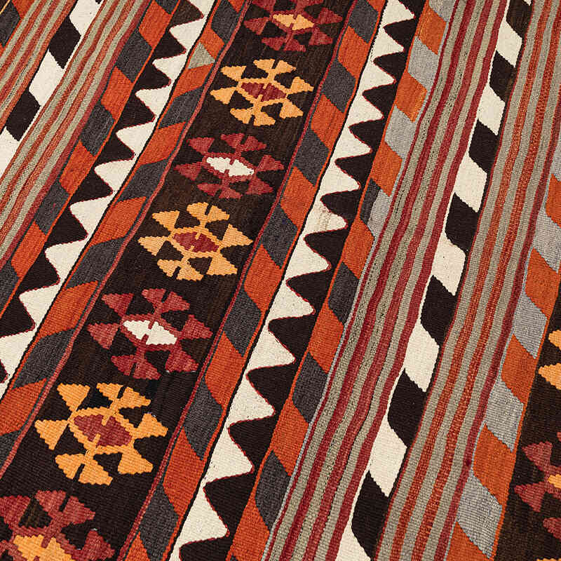 Vintage Mut Kilim Rug - 5'  x 9' 4" (60" x 112") - K0071041