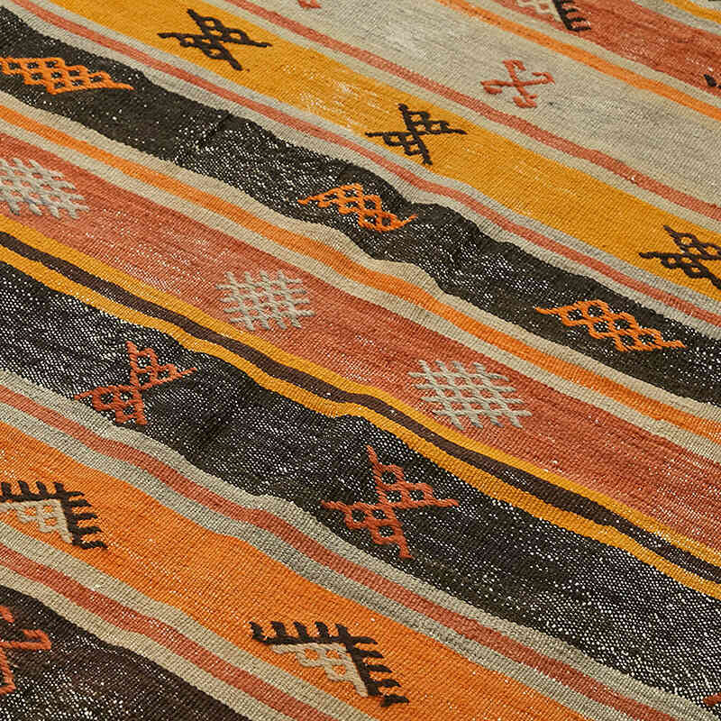 Vintage Anatolian Kilim Rug - 5' 9" x 9' 11" (69" x 119") - K0079137