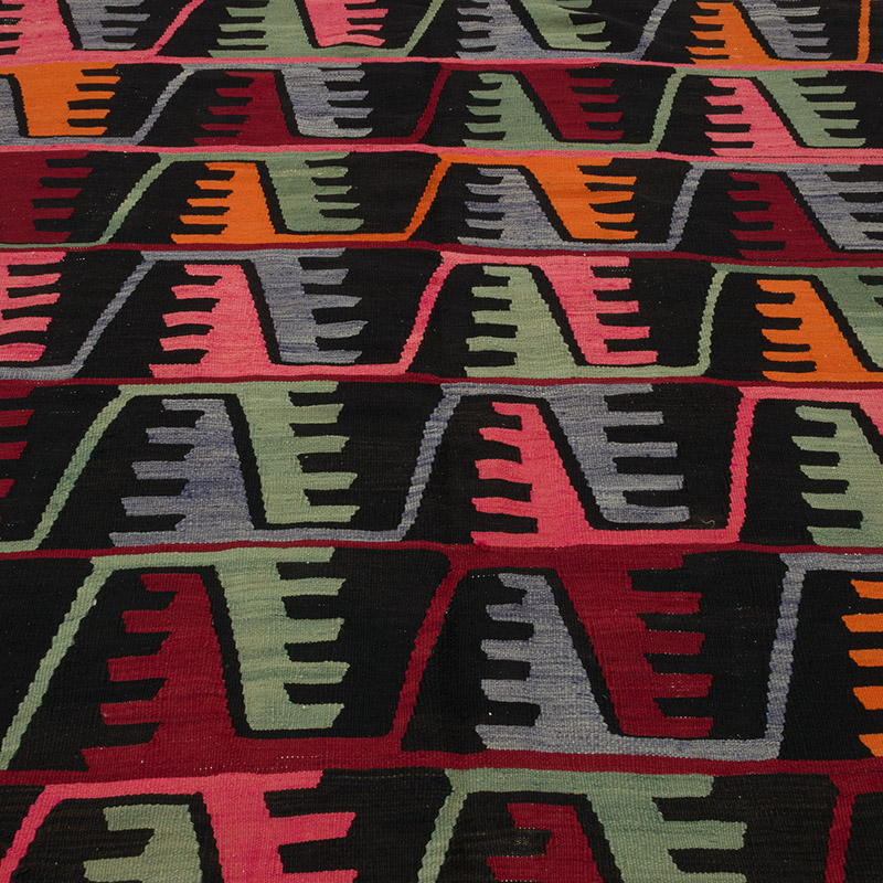 Vintage Mihalic Kilim Rug - 5' 6" x 9' 10" (66" x 118") - K0085694