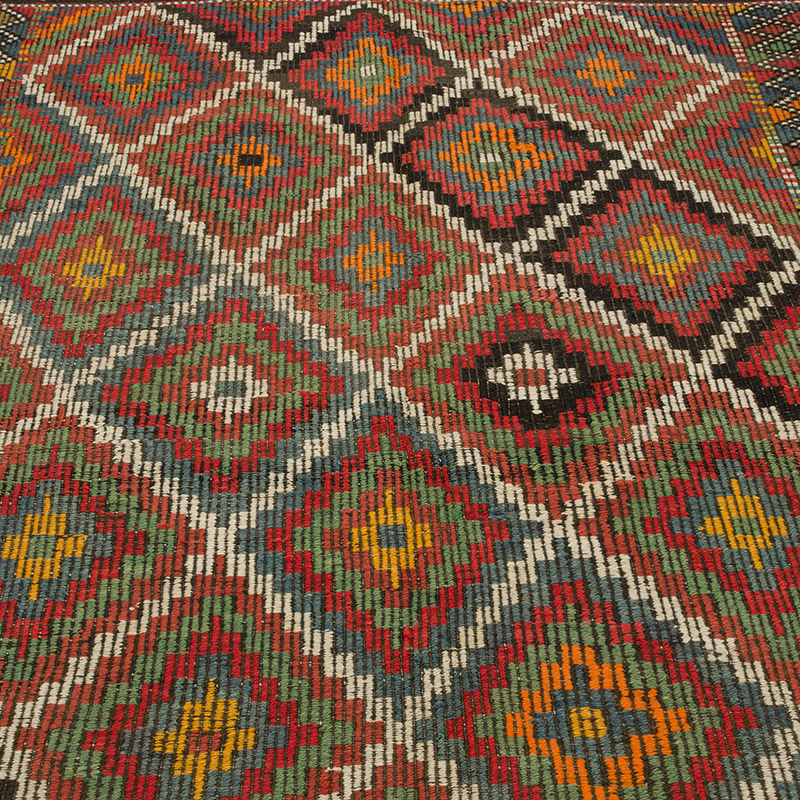 Vintage Anatolian Jijim Rug - 5' 5" x 8' 11" (65" x 107") - K0085928