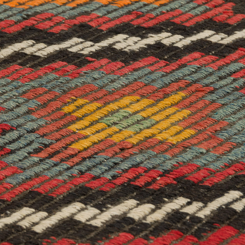 Vintage Anatolian Jijim Rug - 5' 5" x 8' 11" (65" x 107") - K0085928