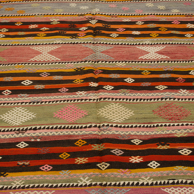 Vintage Turkish Kilim Rug - 5' 9" x 7' 8" (69" x 92") - K0085947