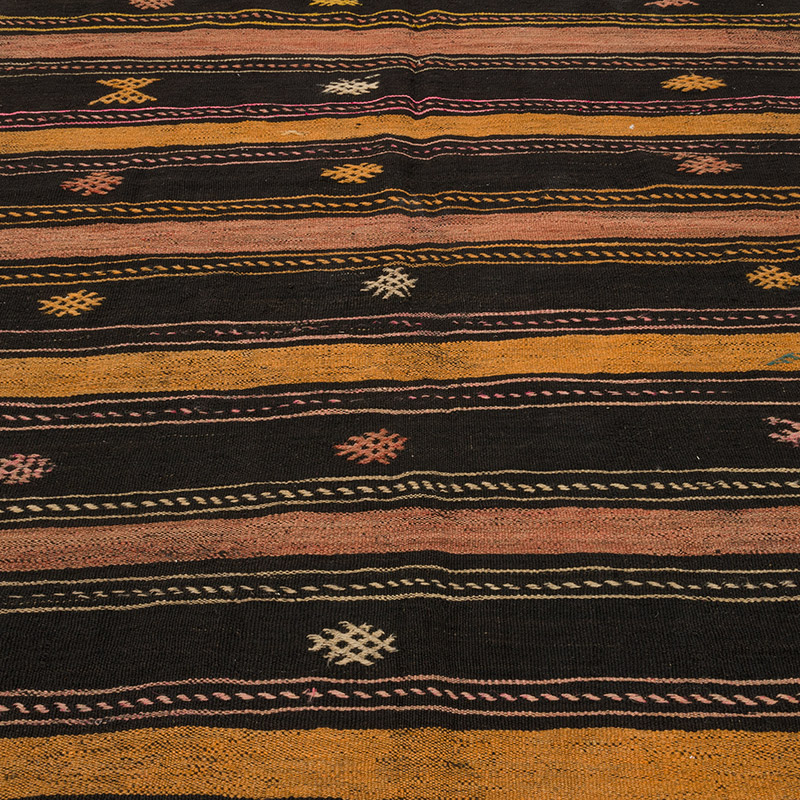Vintage Anatolian Kilim Rug - 5' 10" x 9' 11" (70" x 119") - K0086444
