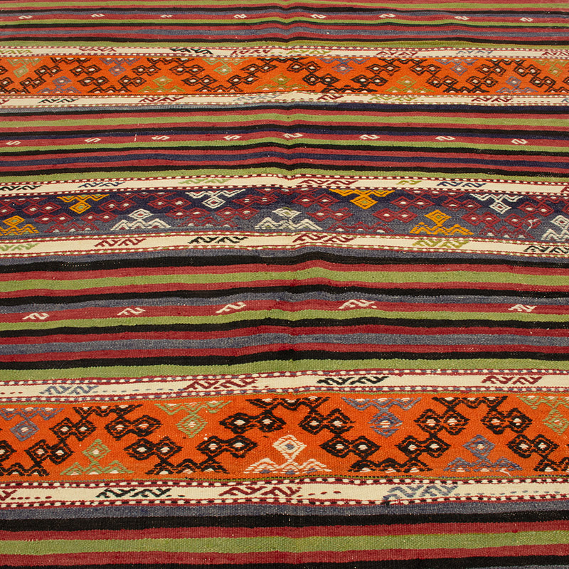 Vintage Denizli Kilim Rug - 5' 9" x 10' 8" (69" x 128") - K0089215