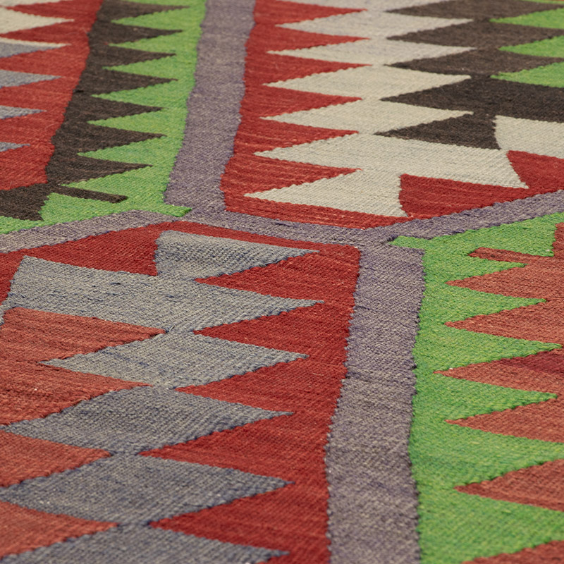 Vintage Turkish Kilim Rug - 5' 6" x 9' 4" (66" x 112") - K0089593