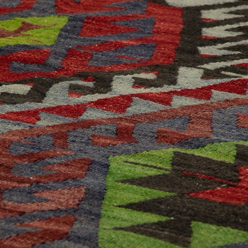 Vintage Turkish Kilim Rug - 5' 7" x 9' 7" (67" x 115") - K0089608