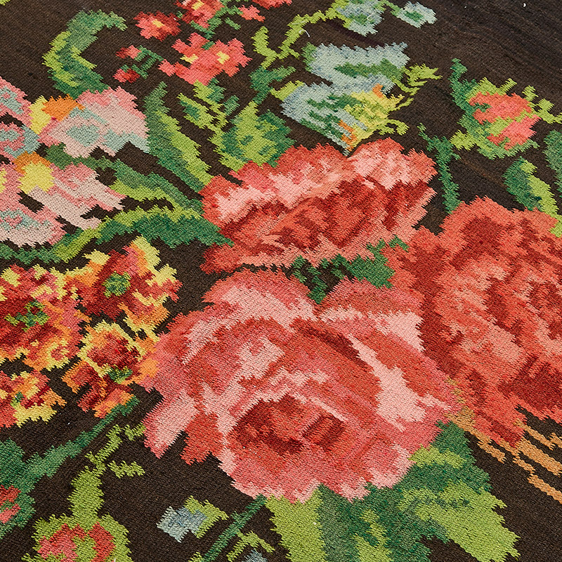 Vintage Handwoven Moldovan Kilim Rug - 5' 7" x 9' 7" (67" x 115") - K0093880